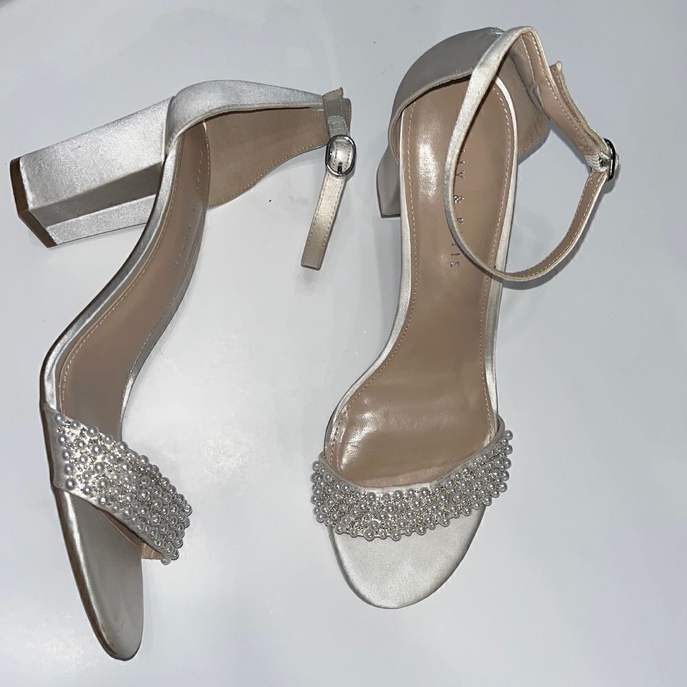 Kelly & Katie white simulated Pearl toe block 3.5” heels